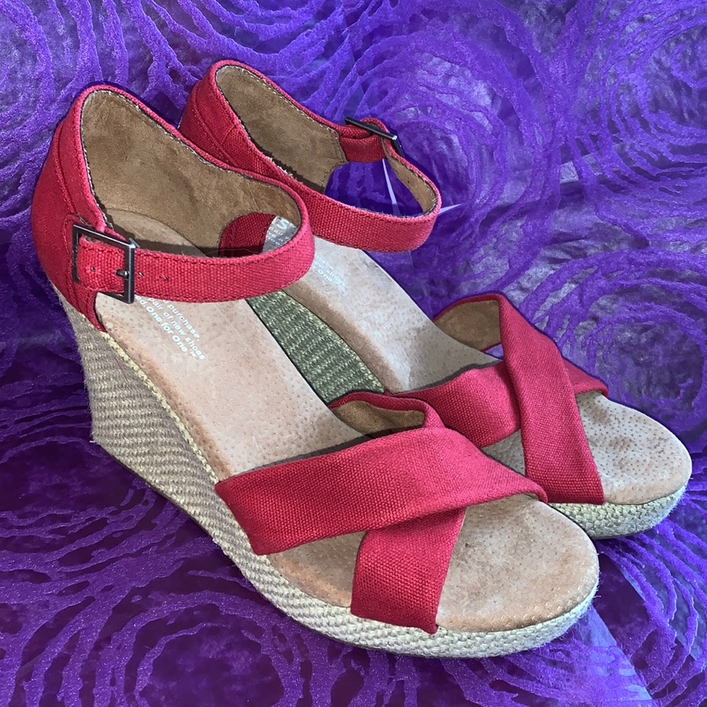 TOMS red sandals, NWOT, 8.5W